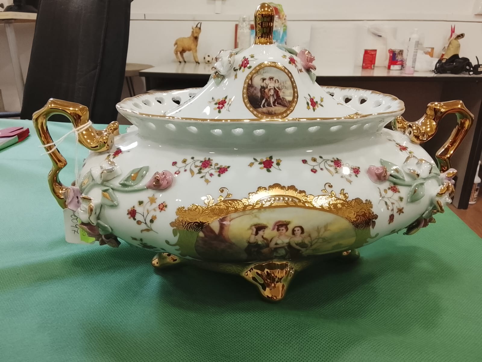 zuppieracentrotavola-in-porcellana-stile-capodimonte-coperchio-traforato-fiori-applicati-e-dorature